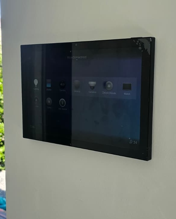 Nástěnný ovládací panel chytré domácnosti — osvětlení, stínění, kamery